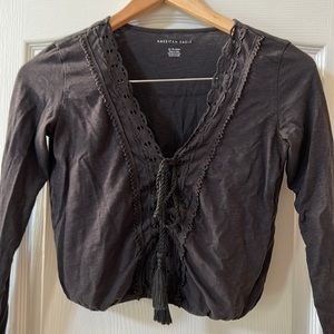 AMERICAN EAGLE Tee Women's XS Gray Cropped Lace Up Crochet Long Sleeve Cotton